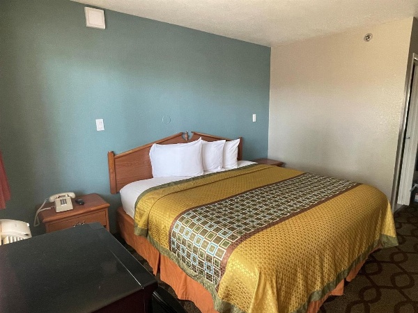 Super 7 Inn image 15