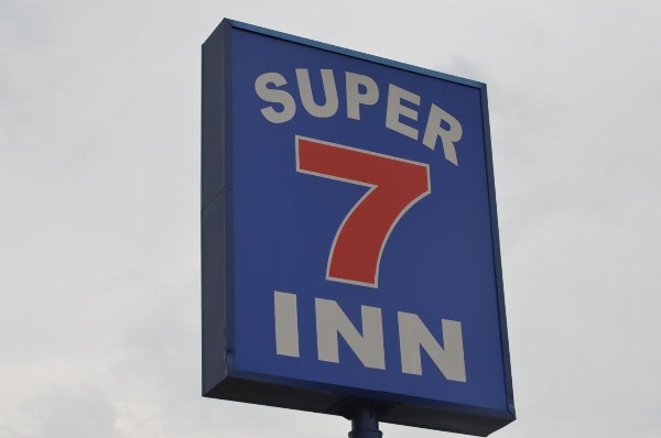 Super 7 Inn image 2