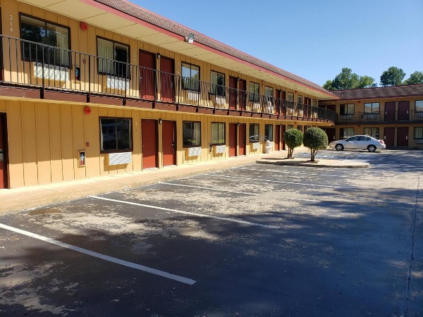 Super 7 Inn image 6
