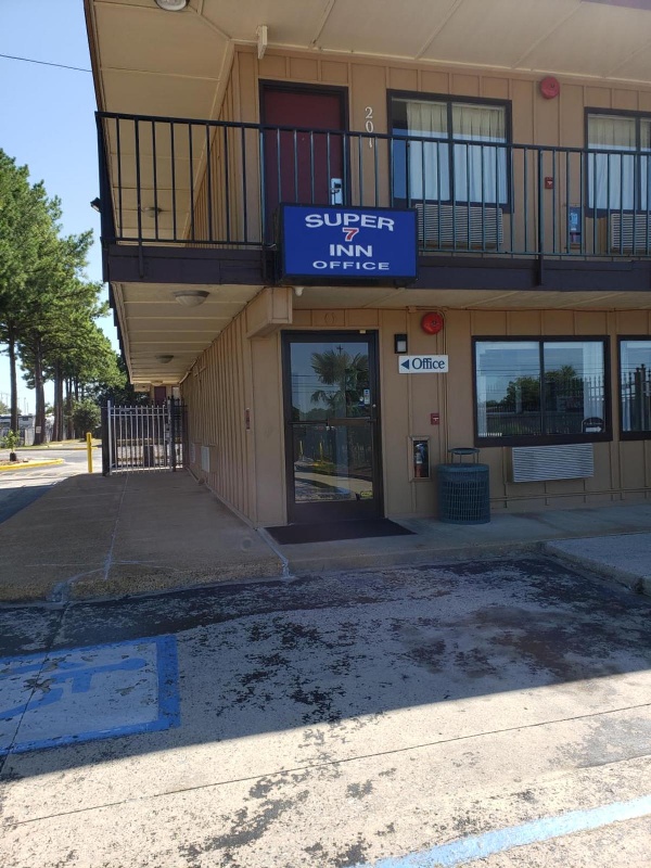 Super 7 Inn image 8